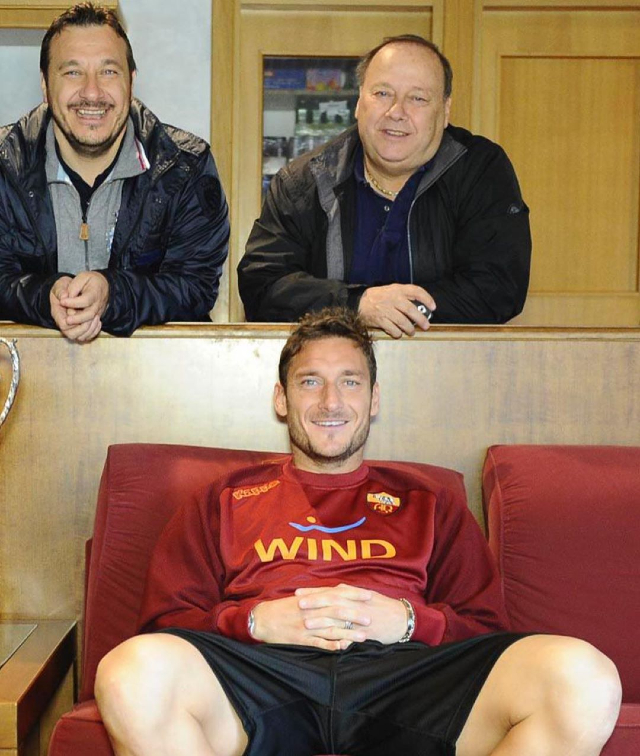Francesco Totti, 44 anni, in una foto di parecchi anni fa con il padre Enzo, morto a 76 anni dopo essere finito in terpia intensiva a causa dell'infezione da Covid