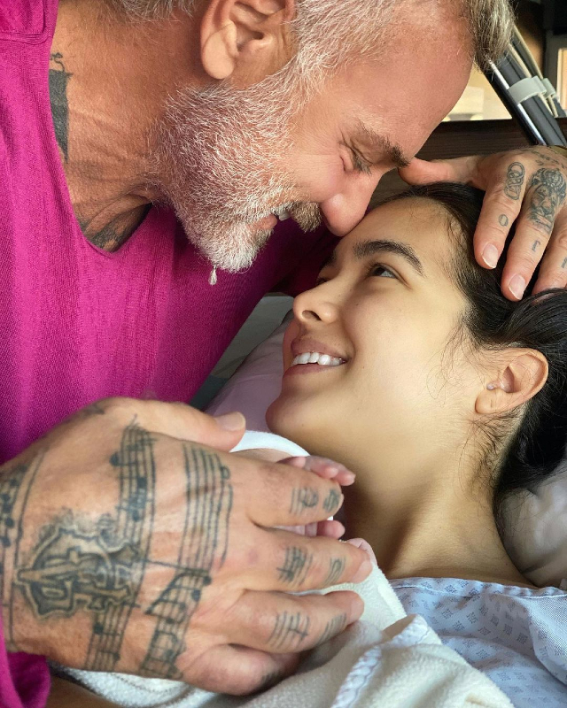 La foto social con cui Gianluca Vacchi, 53 anni, e Sharon Fonseca, 25, hanno annunciato la nascita di loro figlia Blu Jerusalema