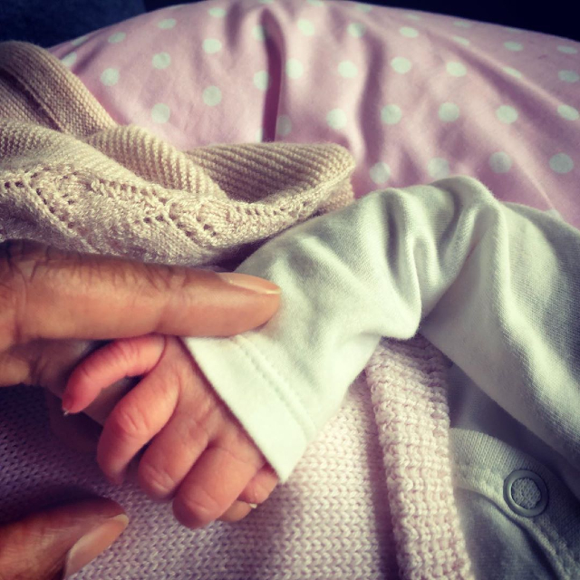 Youma tiene la mano della figlia neonata Elenie