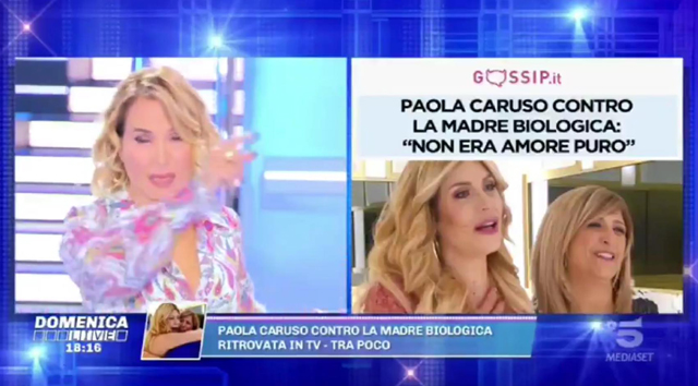 A 'Live - Non è la D'Urso' si parla della crisi nel rapporto tra Paola Caruso, 35 anni, e la madre biologica Irma: viene mostrato anche un articolo di Gossip.it sulla vicenda