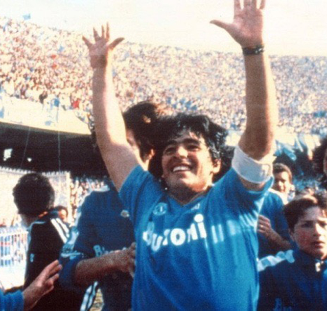 Maradona era uno dei simboli del calcio mondiale: era legato soprattutto alla squadra del Napoli