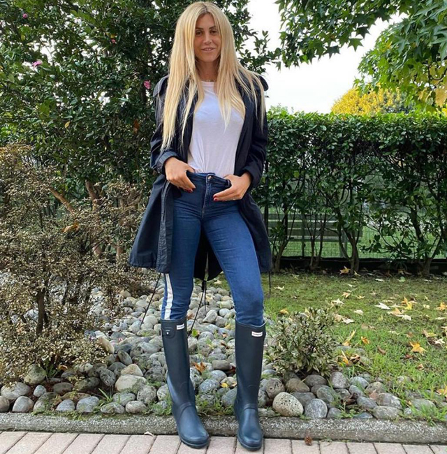 Paola Caruso, 35 anni, è andata via da Milano, troppo cara e poco verde: si è trasferita, sembra sul Lago Maggiore