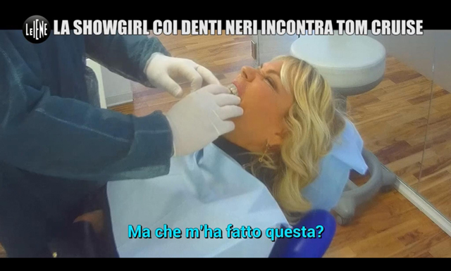 Matilde Brandi in lacrime, ha i denti neri per un errore del dentista: guarda
