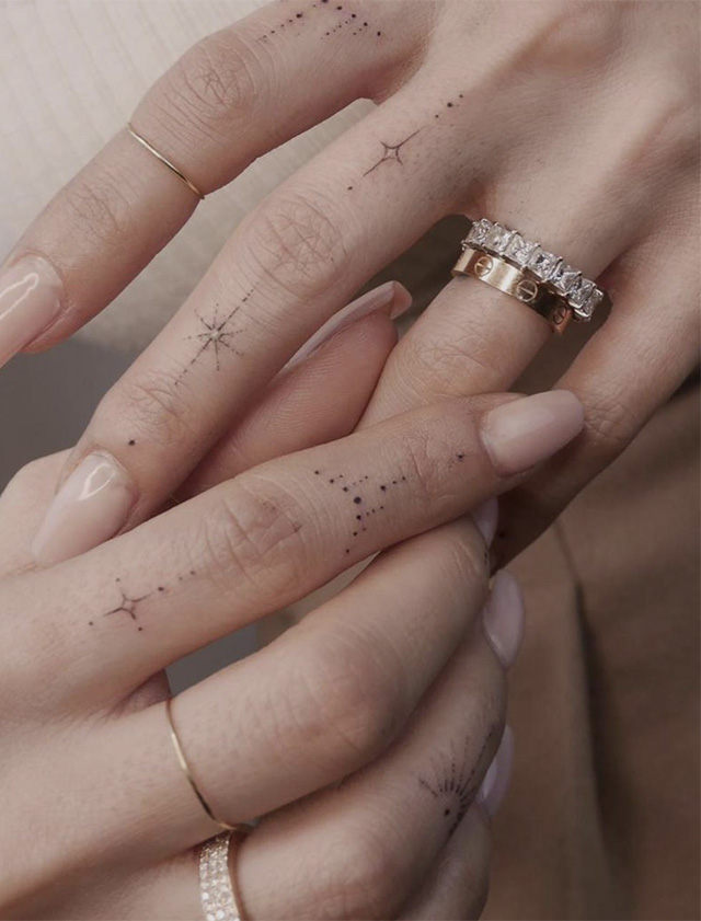 Giulia De Lellis si fa nuovi tatuaggi sulle dita delle mani: la mamma si arrabbia