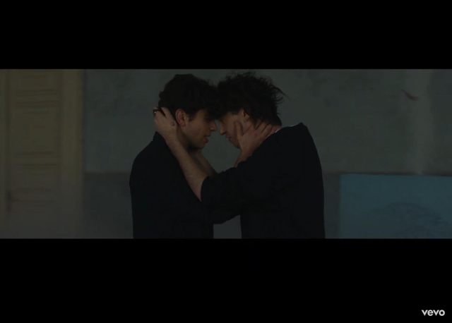 Michele Bravi nel nuovo video vive un amore gay: immagini 