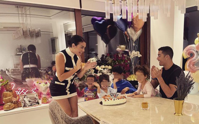 Georgina Rodriguez, la festa per i 27 anni è con Ronaldo in famiglia: foto
