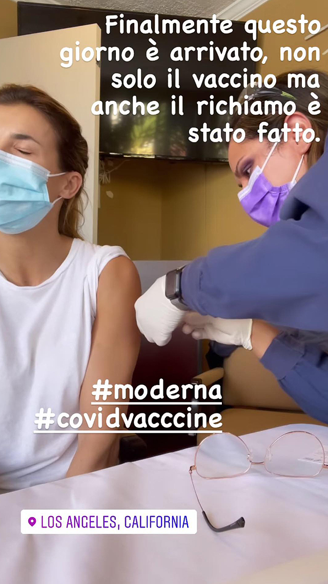 Elisabetta Canalis ha fatto il vaccino anti Covid: 'Finalmente riabbraccerò mia madre'