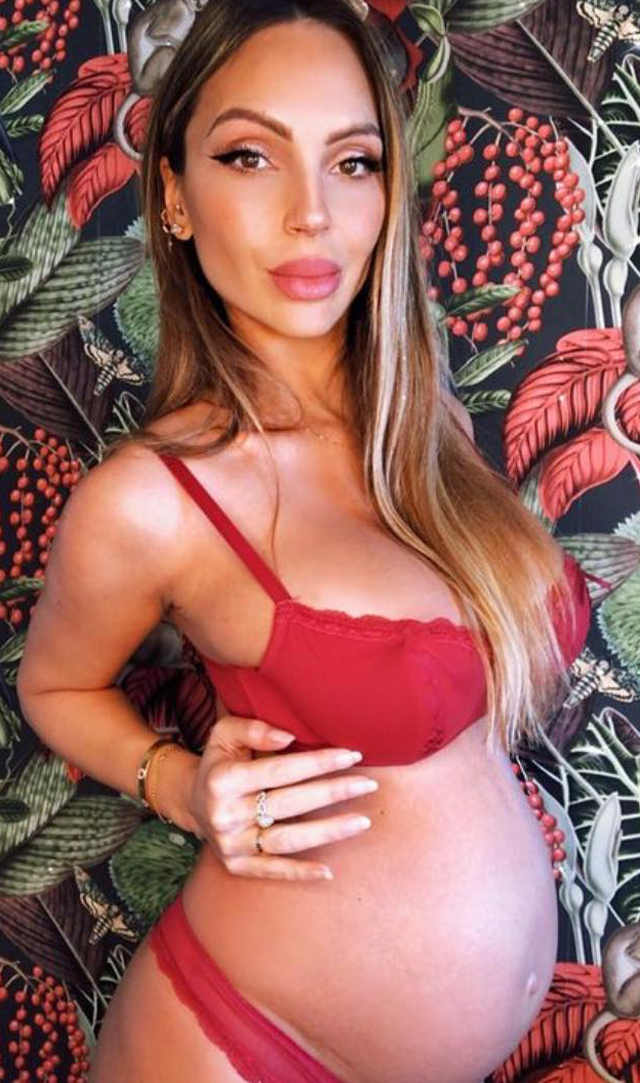 Sarah Nile esplosiva e sexy all'ottavo mese di gravidanza: foto