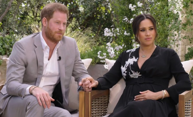 La regina ha ammesso che Harry e Meghan sono stati oggetto di un trattamento non proprio corretto e affronterà la questione in privato nella famiglia reale