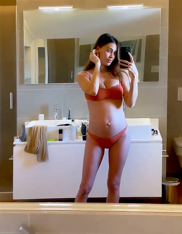 Belen, 36 anni, mostra il pancino di sei mesi in bikini: la showgirl è in attesa del suo secondo figlio, la prima femminuccia