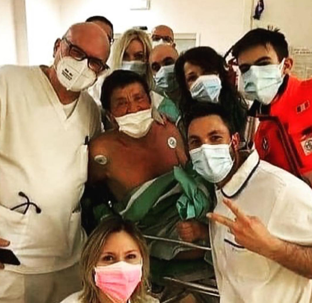 Gianni Morandi la foto dopo il ricovero in ospedale: guarda