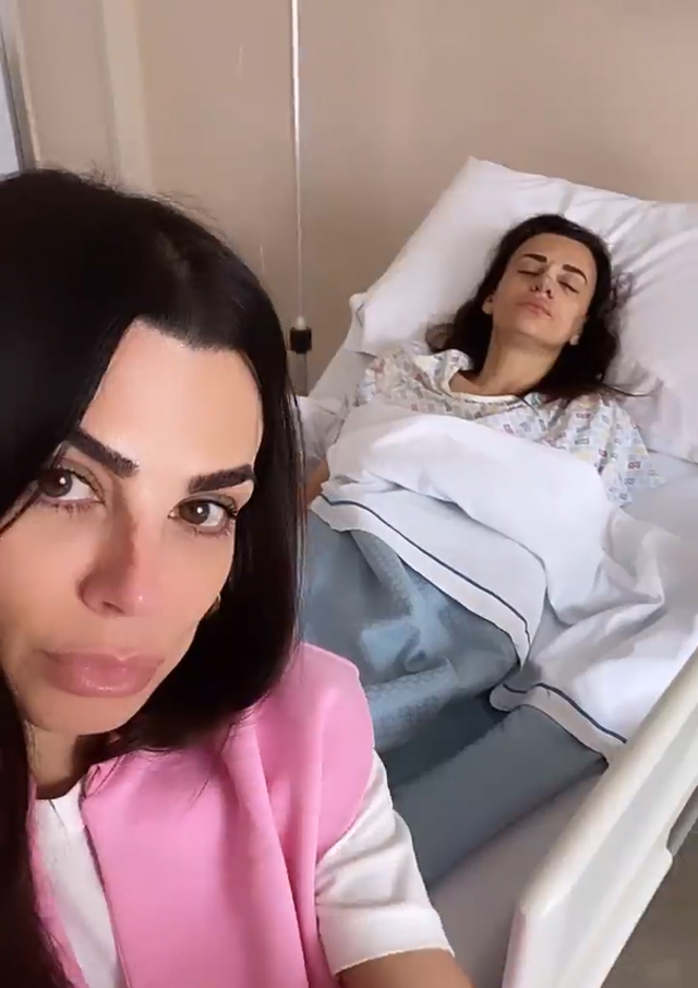 Serena Enardu, 44 anni, fa un video in cui mostra la gemella subito dopo l'operazione