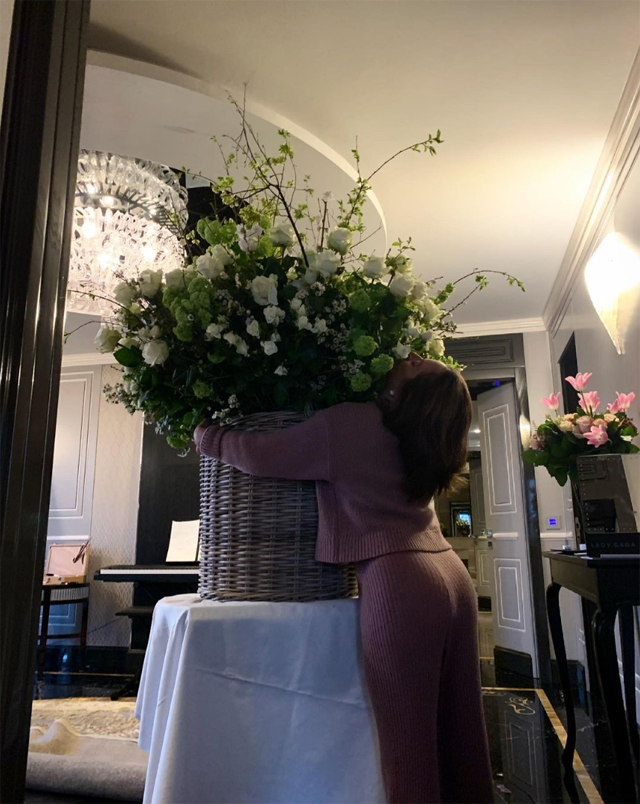 Lady Gaga abbraccia un vaso con una montagna di fiori nella sua camera d'albergo a Roma: ha appena compiuto 35 anni e ha ricevuto la sorpresa dal fidanzato Michael Polansky