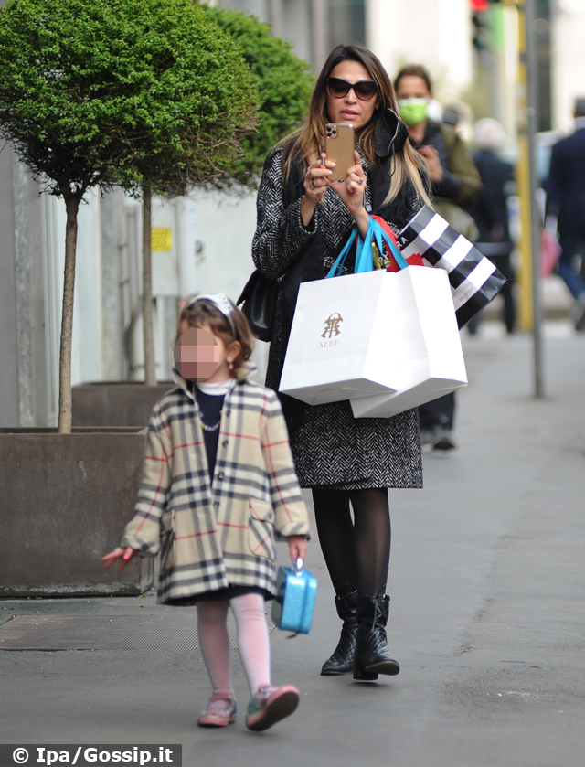 Cecilia Capriotti, passeggiata con la figlia in centro a Milano: vede i paparazzi e si mette il rossetto