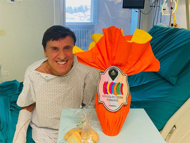 Gianni Morandi, 76 anni, ha trascorso la Pasqua in ospedale e ha rivelato la dinamica dell'incidente domestico che gli è quasi costato la vita