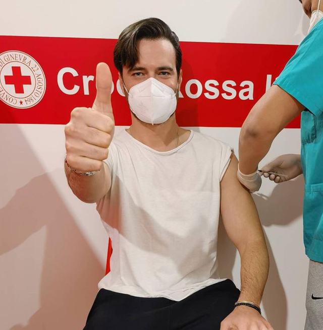 Giulio Berruti, 36 anni, riceve la prima dose del vaccino AstraZeneca: un esempio da seguire e apprezzare