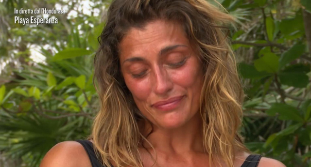 Elisa Isoardi in lacrime all'Isola per la lettera del fratello 'eremita'