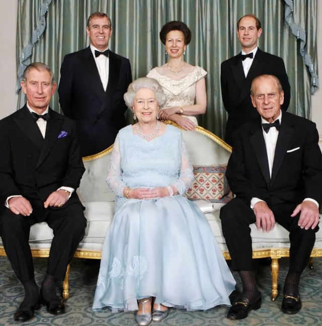 La Regina Elisabetta e Filippo con i loro 4 figli, Carlo, Anna, Andrea ed Edoardo