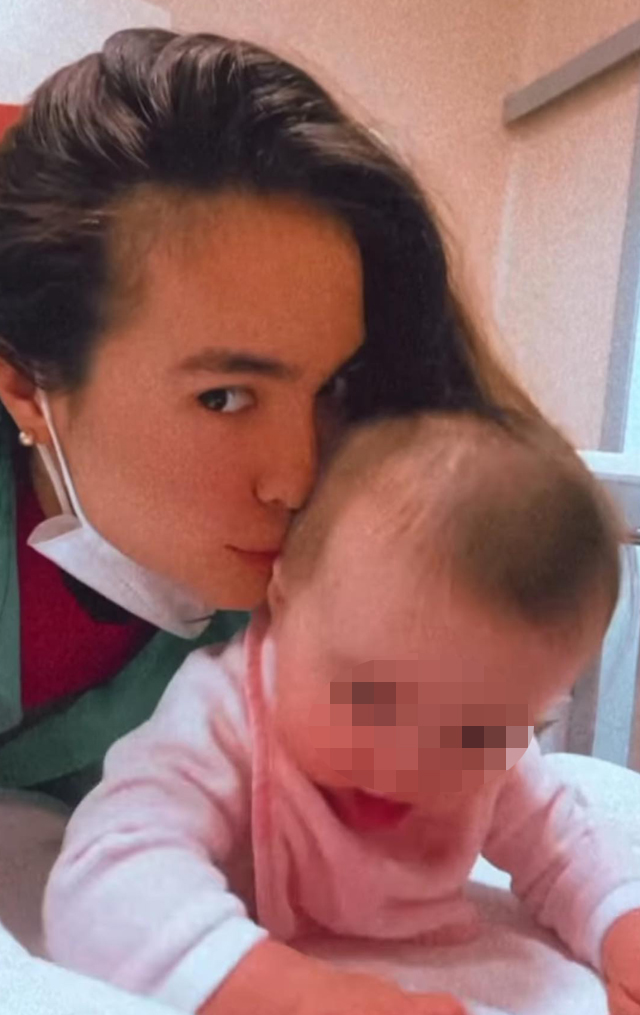 La compagna di Gianluca Vacchi con la figlia in ospedale: le tenere immagini
