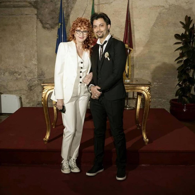 Fiorella Mannoia, 67 anni, e Carlo Di Francesco, 41, nel giorno delle loro nozze lo scorso febbraio