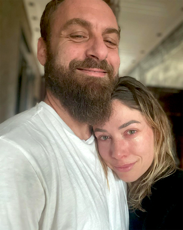 Daniele De Rossi, 37 anni, riabbraccia la moglie Sarah Felberbaum, 41, dopo 37 giorni di positività al Covid: lei si commuove