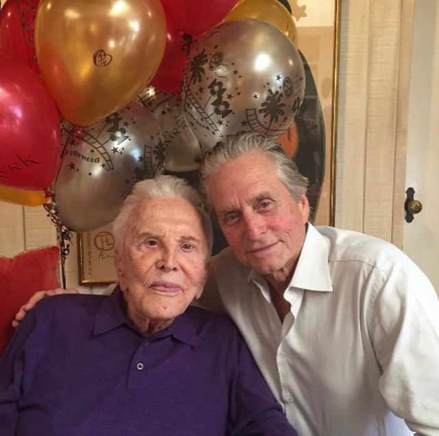 Kirk Douglas, morto a 103 anni all'inizio del 2020, insieme al figlio Michael Douglas, 76