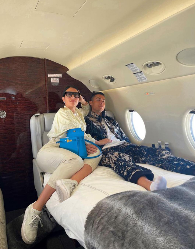 Cristiano Ronaldo e Georgina sul jet privato extra lusso stanno comodi: toccata e fuga a Lugano