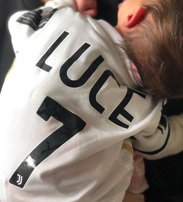 Cristina Chiabotto, la figlia Luce ha già la maglia della Juventus personalizzata: foto