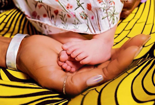 Naomi Campbell è appena diventata madre: nella sua mano tiene i piedini della bambina neonata