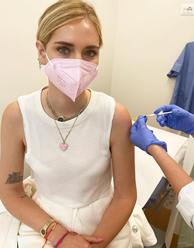 Chiara Ferragni e gli altri vip corrono a vaccinarsi: guarda