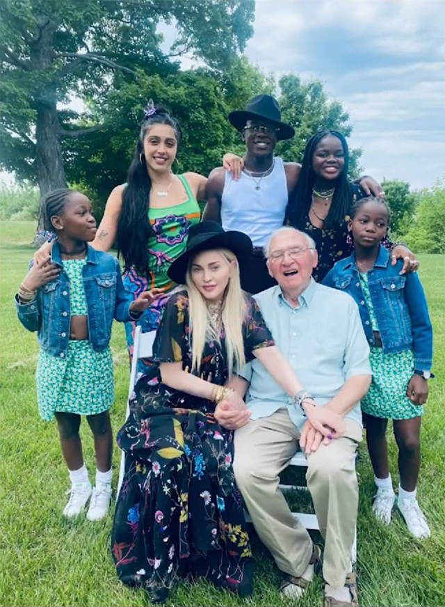 Madonna festeggia il compleanno di papà Silvio insieme ai suoi figli Lourdes, 24 anni, Mercy e David, 15, e le gemelle di 8 anni Estere e Stella