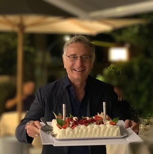 Paolo Bonolis, la festa per i 60 anni con Sonia Bruganelli e gli amici: foto