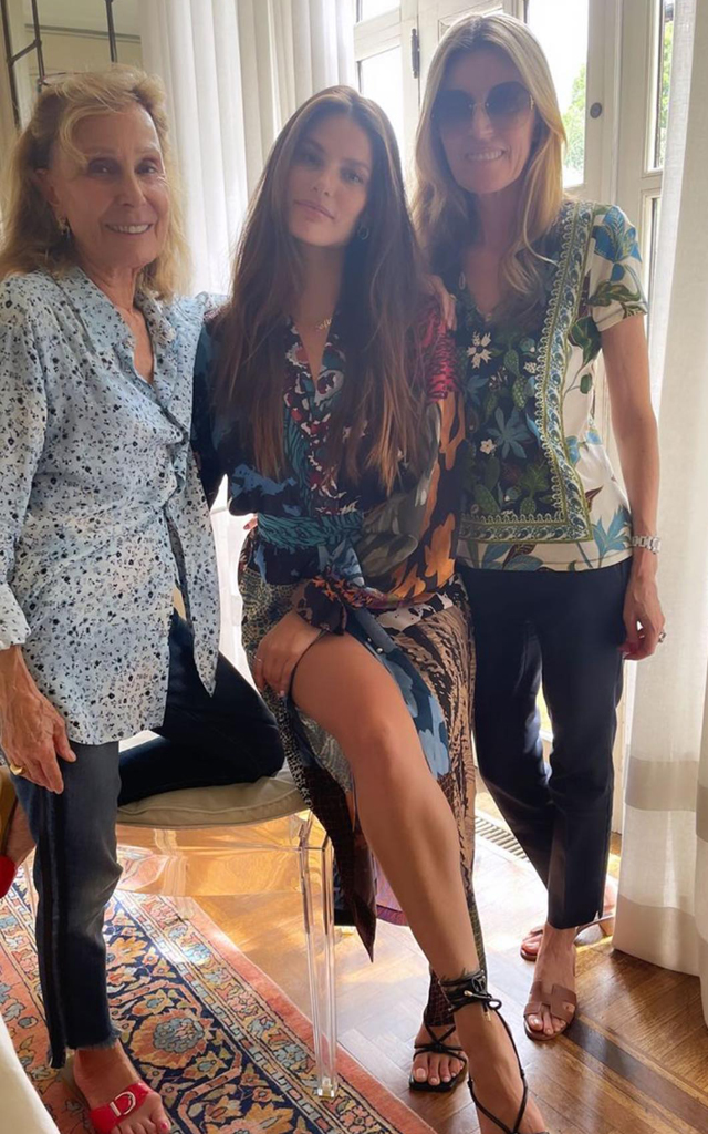 Mentre Carlo Beretta è alle Canarie da Giulia De Lellis, Dayane Mello pranza con la mamma e la nonna del suo ex: foto