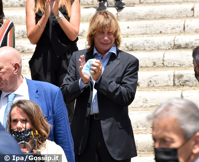 Enzo Paolo Turchi, 71 anni, non riesce a trattenere le lacrime mentre fa l'ultimo applauso all'amica e collega Raffaella Carrà