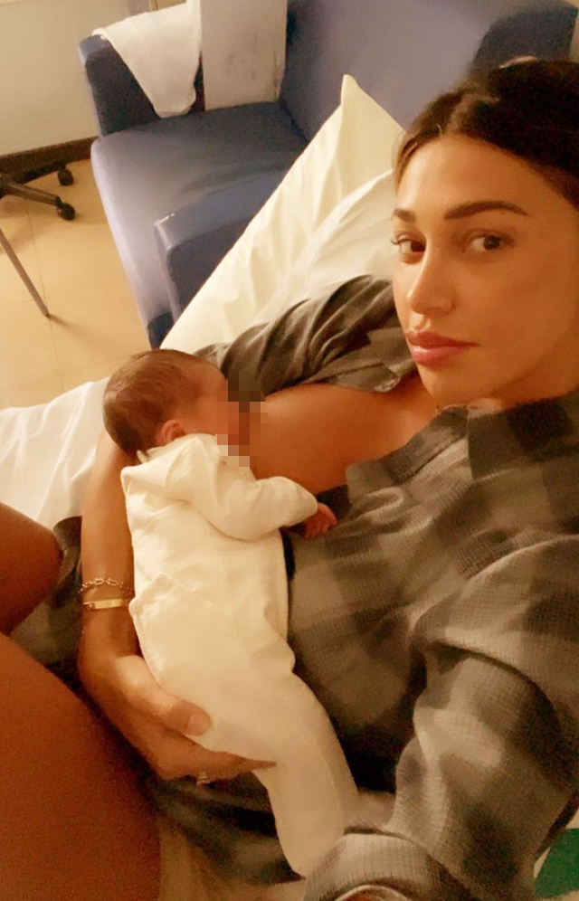 Belen Rodriguez, 36 anni, allatta la figlia neonata Luna Marì: sul suo viso niente trucco