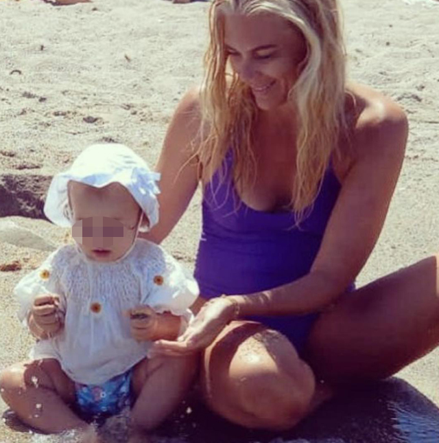 Eleonora Daniele festeggia i 45 anni al mare insieme alla figlia Carlotta, 1 anno