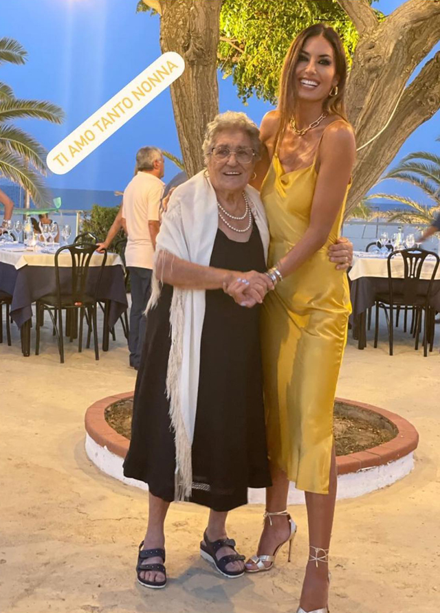 Elisabetta Gregoraci, 41 anni, in total gold per il compleanno di sua nonna a Soverato