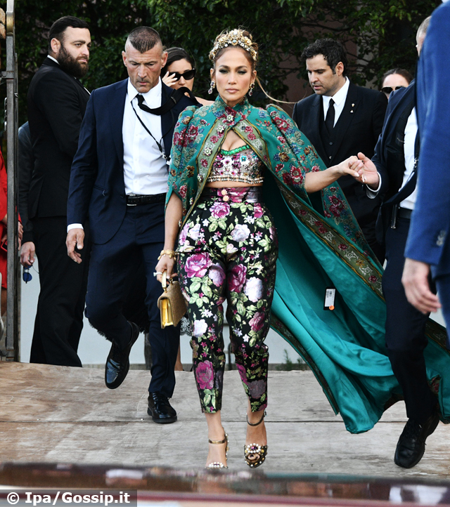 Jennifer Lopez incantevole a Venezia per la sfilata Dolce & Gabbana: il look