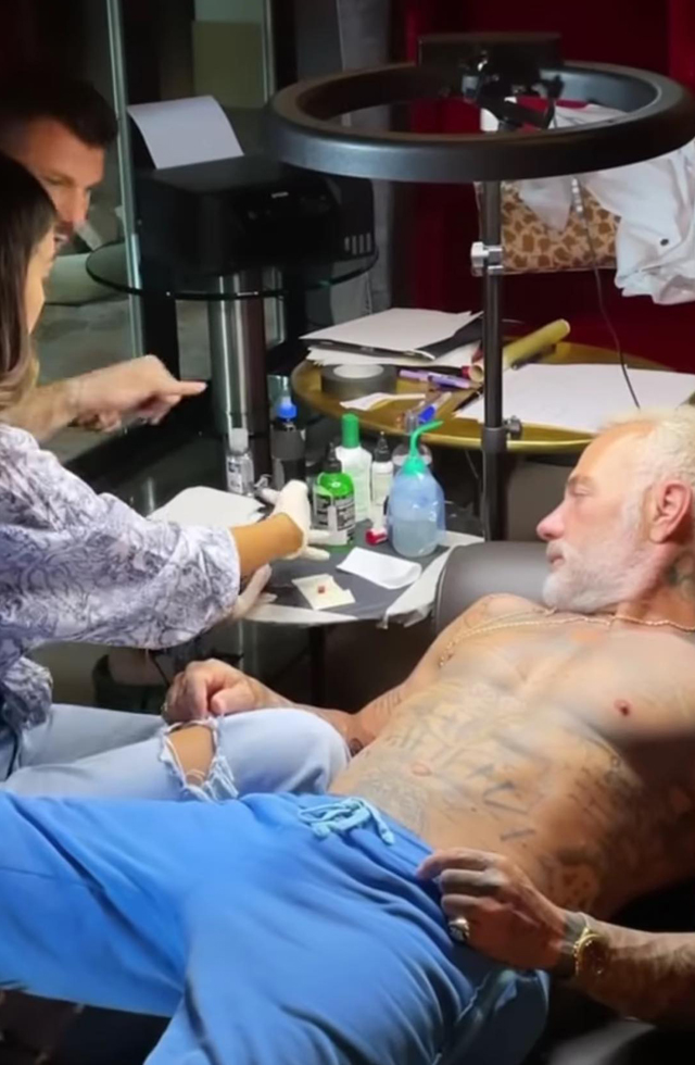 Gianluca Vacchi si fa fare un tattoo dalla compagna: ecco cosa gli ha disegnato