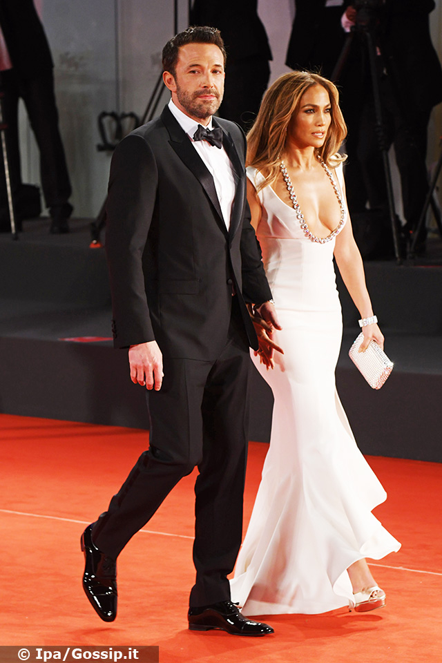 Jennifer Lopez, 52 anni, e Ben Affleck, 49, arrivano mano nella mano sul red carpet del Festival di Venezia 2021: si tratta della loro prima apparizione pubblica ufficiale da quando sono tornati ad essere una coppia lo scorso aprile