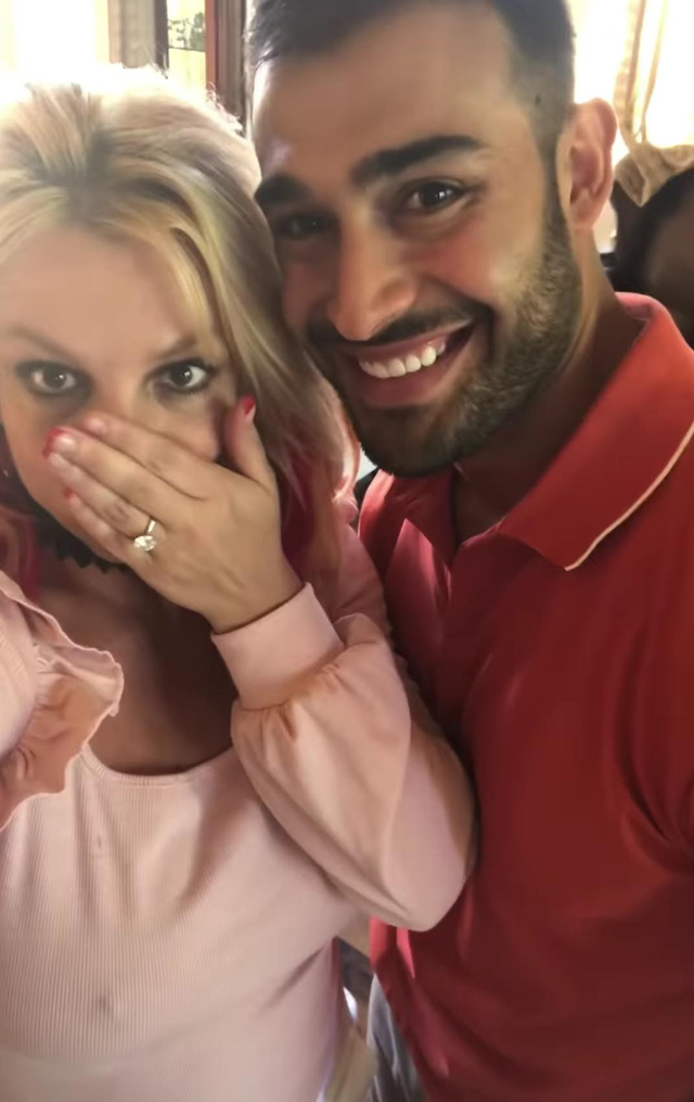Britney Spears, 39 anni, felicissima dopo aver ricevuto la proposta di nozze del fidanzato Sam Asghari, 27