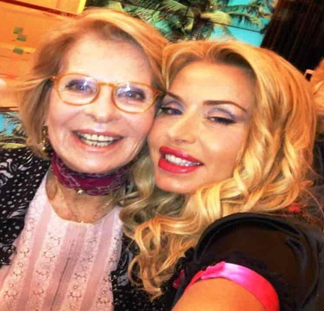 Valeria Marini, 54 anni, con la madre Gianna Orrù, 83