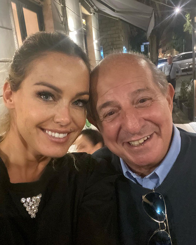 Il selfie di Sonia Bruganelli, 47 anni, insieme a Giancarlo Magalli, 74