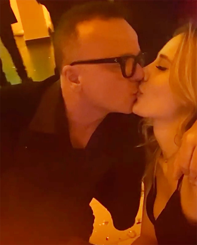 Gigi D'Alessio, 54 anni, bacia la compagna Denise Esposito, 28, incinta