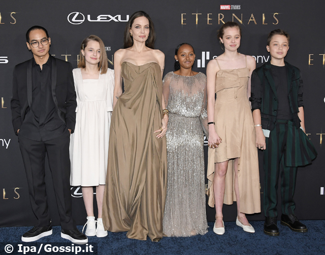 Angelina Jolie torna sul red carpet con i figli: come sono cresciuti! Foto