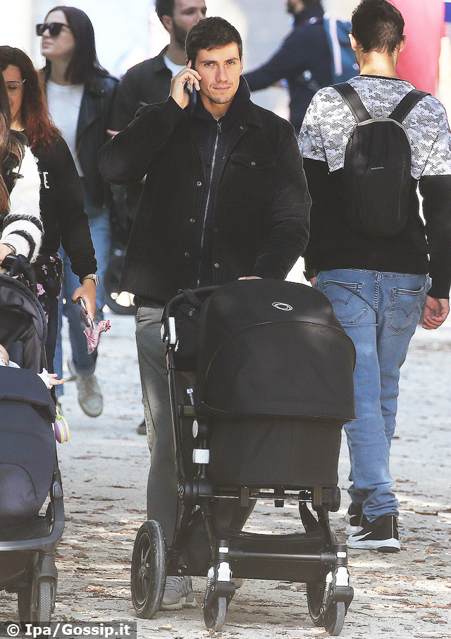 Luigi Berlusconi papà, a passeggio a Milano col figlio Emanuele: foto