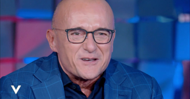 Alfonso Signorini si commuove in tv parlando del compagno Paolo: 'Non viviamo insieme, ma...'