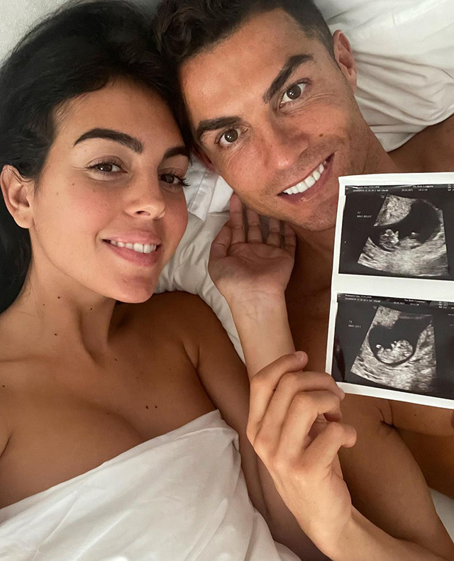 Cristiano Ronaldo, 36 anni, e Georgina Rodriguez, 28, mostrano l'ecografia annunciando di stare aspettando due gemelli
