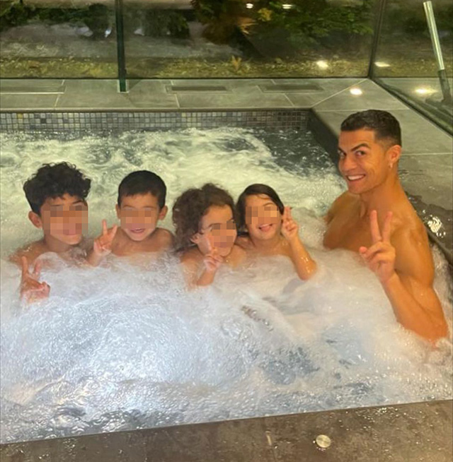 Cristiano Ronaldo con i figli Cristiano Jr, 11 anni, Mateo ed Eva, 4, e Alana Martina, 3