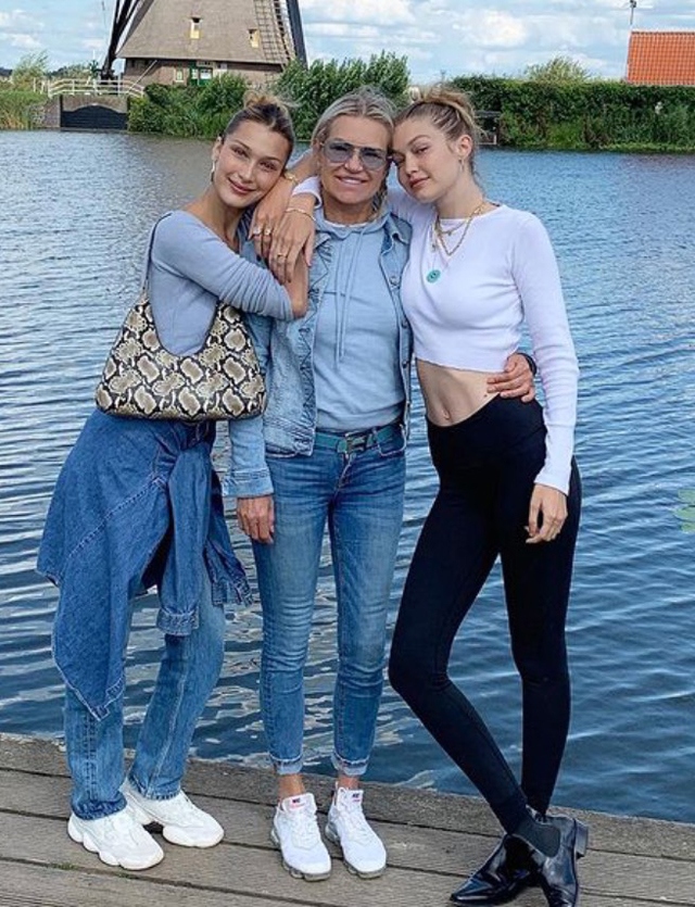 Yolanda Hadid, 57 anni, con le figlie Gigi e Bella